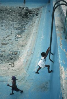 Alex Webb CUBA. La Havana. Unused swimming pool in sports center. 2000.