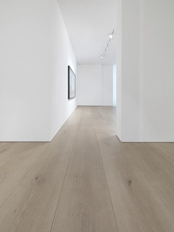 Tarima de roble natural de gran formato, impresionante. Disponible en GrandOak, HeartOak and GrandPattern.