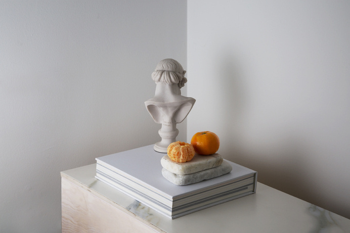Serie Blanca, 2015 © Isabel Sierra y Gómez de León #white #fruit #orange #plato #wood #photography #wall #marble #still #life