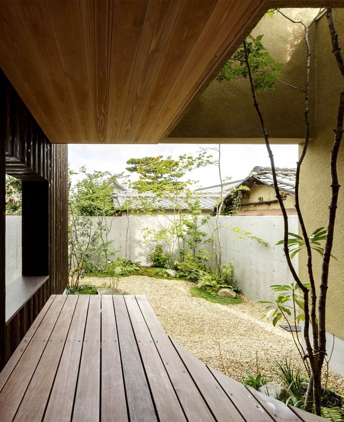 Japan Micro House with Small Zen Garden - InteriorZine
