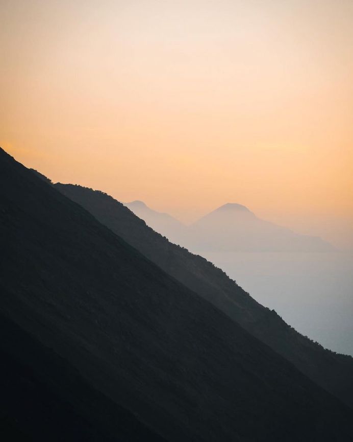 Oliver Arlart Climbs Stromboli Volcano to Capture Spactacular Lava Flow