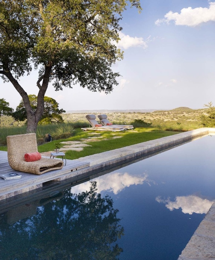 Story Pole House: "sunrise to sunset" living room