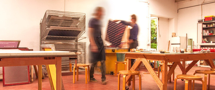 Zeefdrukken in een inspirerende en professionele werkplaats #werkplaats #zeefdruk #gezeever #antwerpen #gezeeverbe