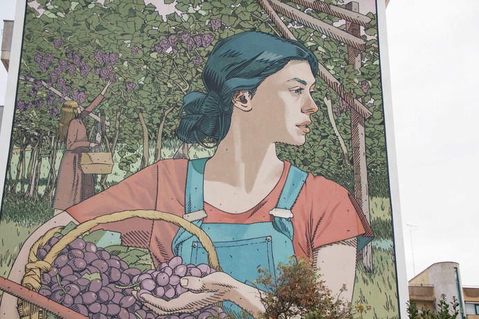 Mujer con uvas graffiti Dimitri Taxis