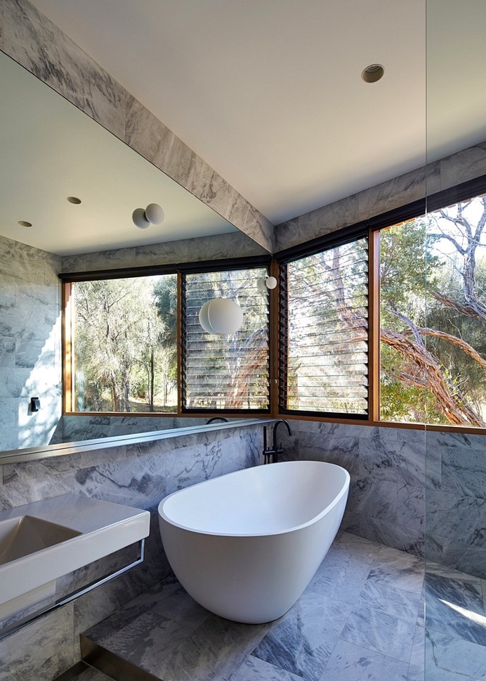 Split House – Two Volumes Linked by a Splayed Stair