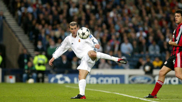 Michael Ballack with the best seat in the house. Zinedine Zidane, Hampden Park, May 15, 2002.Source: ABC #zidane