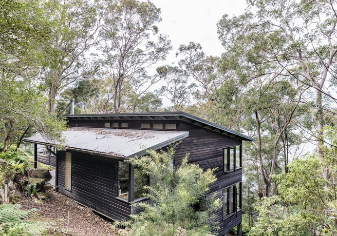 Amazing Australian Home. North of Sydney on Dangar Island is a modern Australian vacation rental that's positioned to take full advantage of