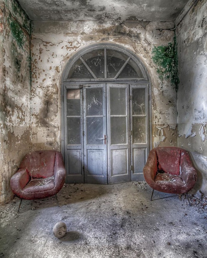 Abandoned Italy: Stunning Urbex Photography by Maurizio Lanzetta