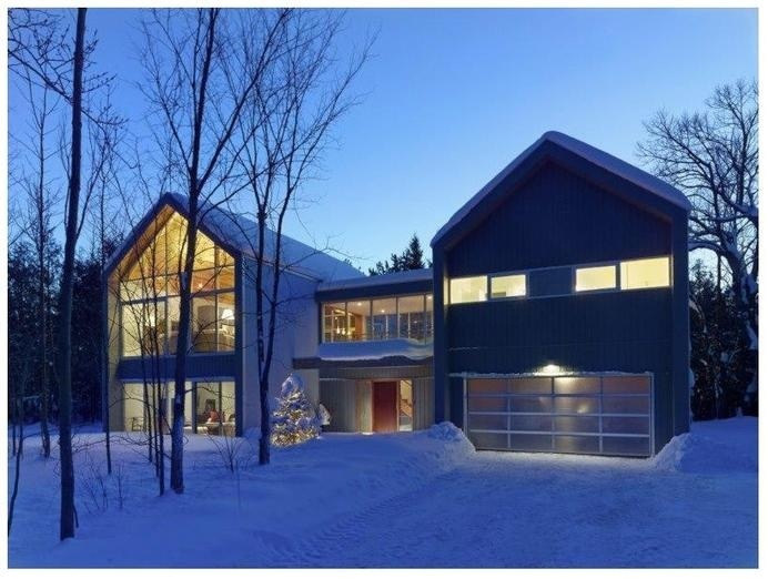 Warm and Inviting Weekend Retreat: Contemporary Collingwood Chalet #architecture #contemporary