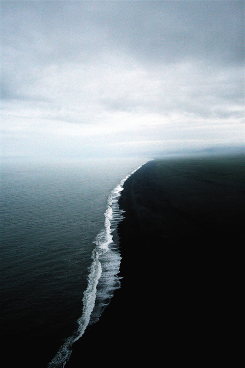 an_endless_coastline #coastline #clouds #sky #photo #sea #skyline #beach #light #waves #shadow