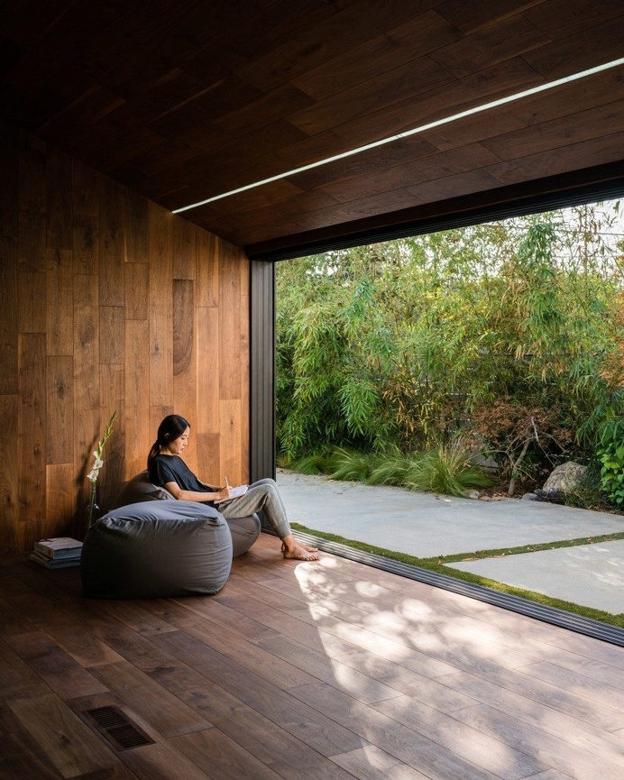 HideOut House Features a Minimalist Aesthetics that Highlights Various Artworks 1