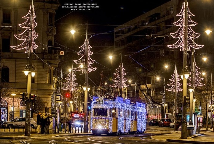 Spectacular Atmosphere Of Christmas In Budapest by Rizsavi Tamás