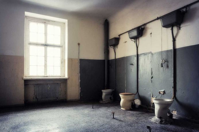 Decaying Bathrooms: Abandoned Photography by Ralph Graef
