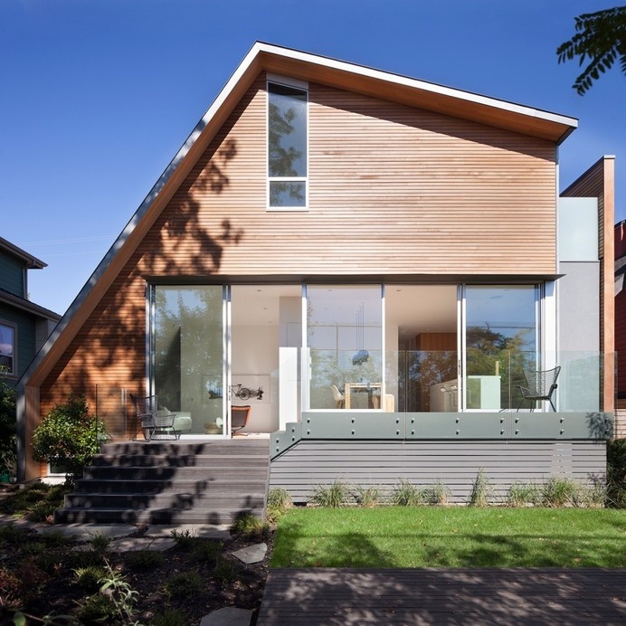 East Van House: residence in Vancouver with an asymmetric geometry #vancouver #architecture #house #home