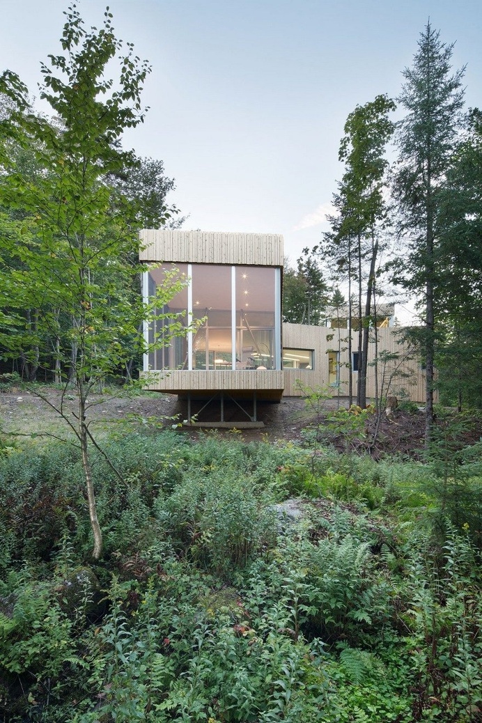 Low Rise House with a Sinuous Shape Guided by the Surrounding Nature 14