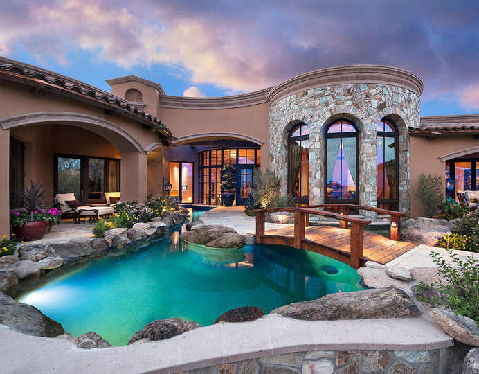 Remarkable Home Overlooking a Golf Course in Arizona Where Life Unravels Differently #house #design #home #architecture #traditional #residence