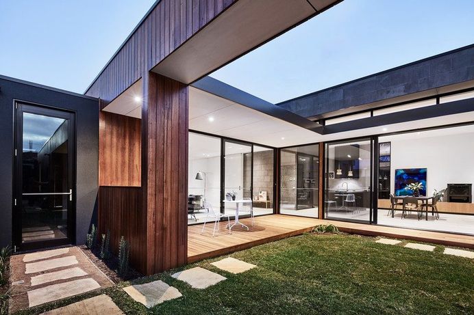 Courtyard House Designed for Relaxed Living and Outdoor Entertaining 2