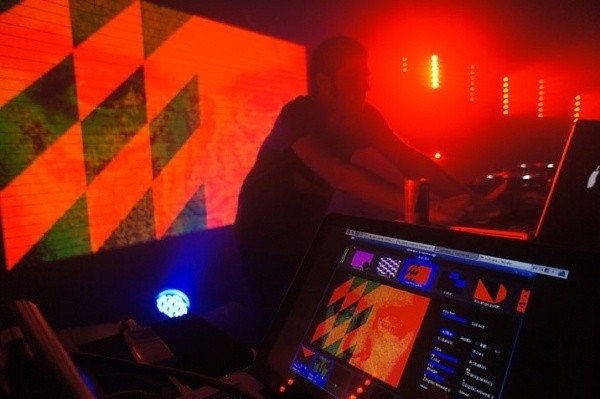 VJ Set I.Boat | tabaramounien – Studio de design graphique et multimédia àBordeaux depuis 2007 #live #vjing #geometry #interface
