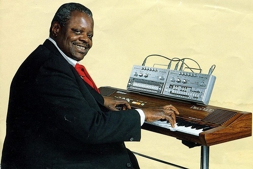 oscar_peterson_tb303_tr606.jpg (JPEG-afbeelding, 500x334 pixels) #303 #synthensizer #roland #tb