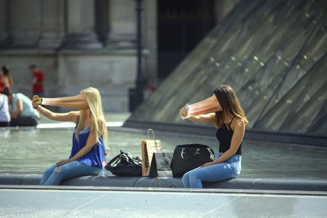Photographer Show How Smartphones Are Stealing Our Souls