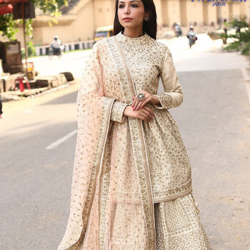 Vasansi Jaipur is an online designer store that is essentially well-suited in obliging the masses as it has a lovely combination of Indian s