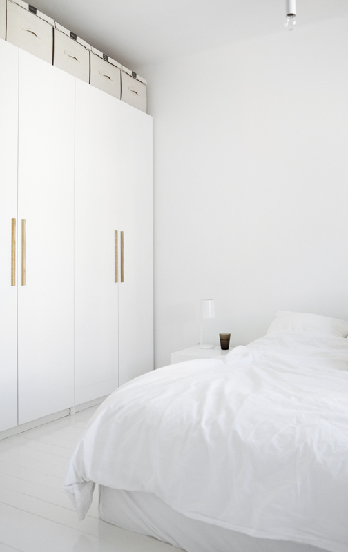 White bedroom. Photo by Mikko Ryhänen. #bedroom #whitefloor #woodfloor #wardrobe #mikkoryhanen