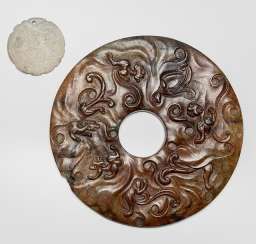 Two Jadeschnitzereien: Bi-disc with nine Chilong and dragon pendant #Sets #Teasets #Porcelainsets #Antiqueplates #Plates #Wallplates #Figures #Porcelainfigurines #porcelain