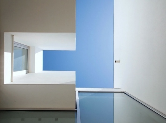 House in Paço de Arcos by Jorge Mealha | Yatzer™ #white #house #paco #in #de #mealha #architecture #minimal #arcos #jorge