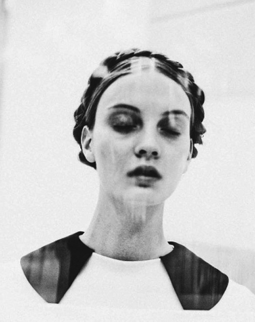 PLUME DE POULE #white #woman #& #black #photography #portrait #fashion