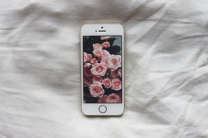 romance #white #pink #reality #roses #romance #sheets #iphone #sweet #bed #beautiful #wrinkles #artificial #flowers