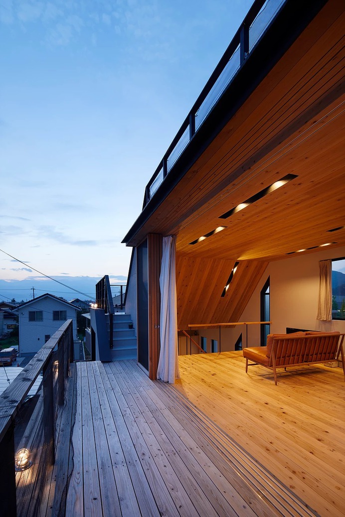 House in Kofu by tote Architects