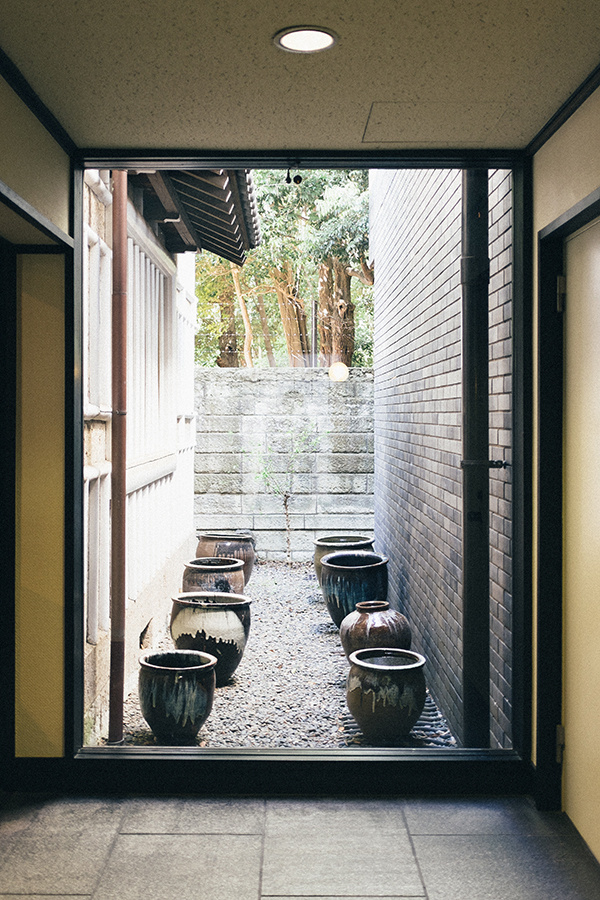 Japanese Interior Inspiration #window #vases #outside #inside