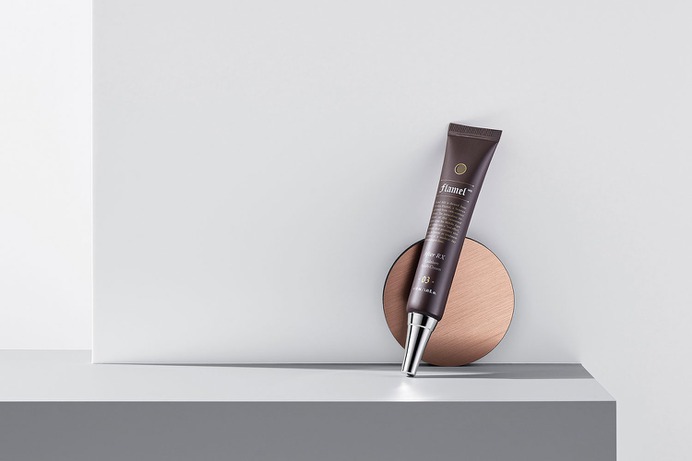 Flamel MD Identity - Mindsparkle Mag minimalist has developed a brand identity and created package designs for a newly launched cosmetic brand Flamel MD. #logo #packaging #identity #branding #design #color #photography #graphic #design #gallery #blog #project #mindsparkle #mag #beautiful #portfolio #designer