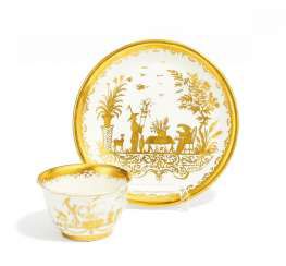 Kopp and lower shell with gold Chinese. Meissen #Sets #Teasets #Porcelainsets #Antiqueplates #Plates #Wallplates #Figures #Porcelainfigurines #porcelain