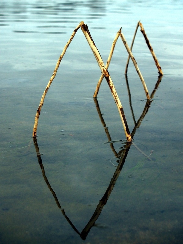 CJWHO ™ (Landart by Ludovic Fesson Using the water...) #sculpture #water #installation #art #reflection #landart #clever