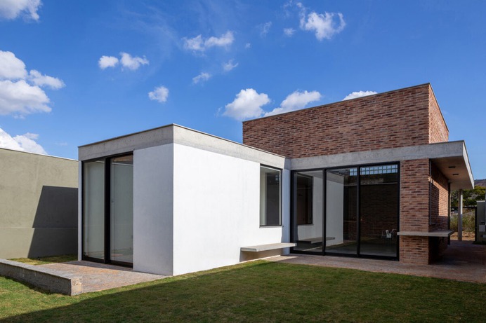 Do Vale House / Gabriel Castro (MOBIO) + Marcos Franchini
