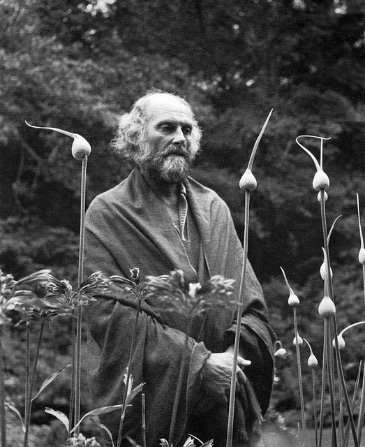 Tutte le dimensioni |Morris Graves in his leek garden, 1973, by Imogen Cunningham | Flickr – Condivisione di foto! #phoyography #white #black #and