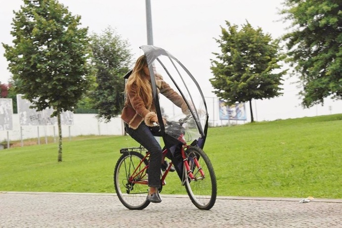 Keep safe and dry when cycling with the hands-free LeafXPro bicycle umbrella. #design #product #outdoor