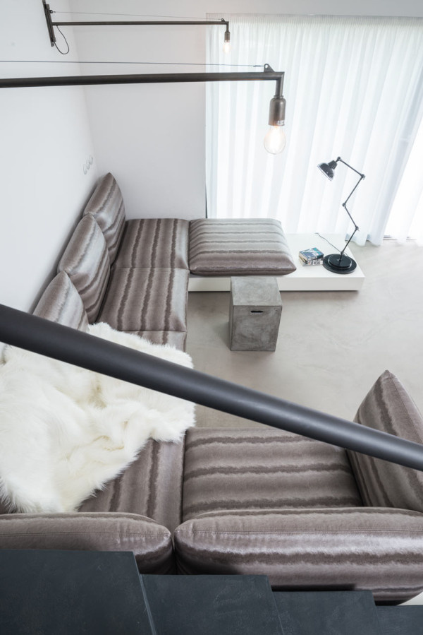 A Family Home with a Black & White Interior in main interior design Category #interior #design #decor #deco #decoration