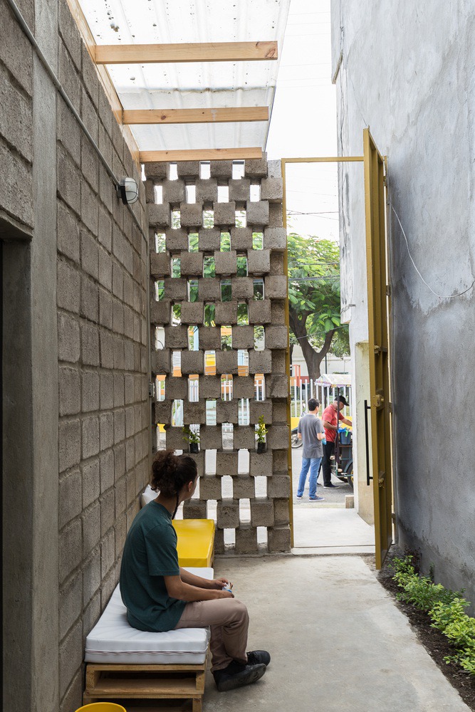 House Between Blocks / Natura Futura Arquitectura