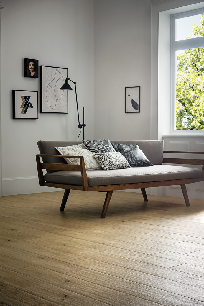 Brilliant- design to keep the couch platform from warping. Upright framed box, with crossing flat ribs. #interior #design #inspiration