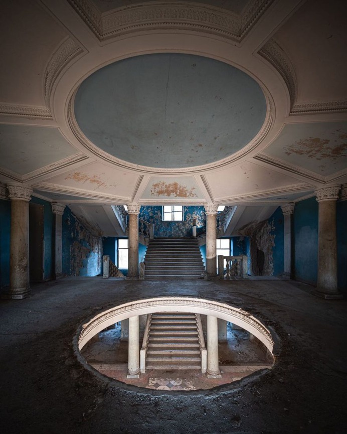Abandoned Italy: Striking Urbex Photography by Jeroen Taal