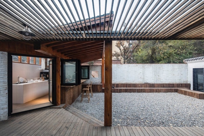 Asian courtyard. Beijing Yi She Mountain Inn by DL atelier. © Sun Haiting. #patio #courtyard #gravel