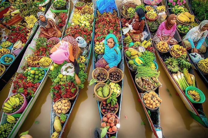 Spectacular Photos of Colorful Floating Market in Indonesia by Hendry Hamim
