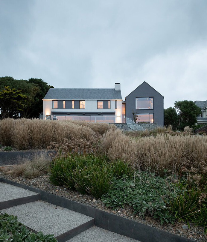 Polzeath Beach House on the North Cornish Coast / McLean Quinlan