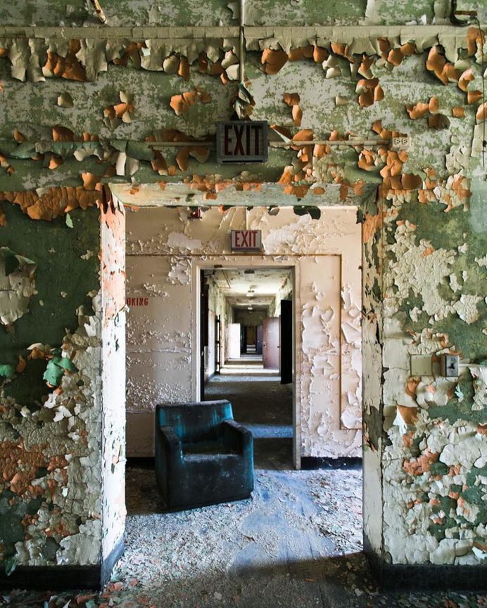 Jenn Brown Captures Gorgeous Abandoned Places in US