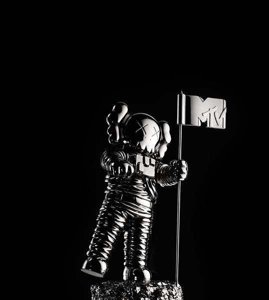 The VMAs are taking it to Brooklyn with a facelift to its original Moonman. | MTV Photo Gallery #sculpture #astronaut #space #moonman #mtv #kaws