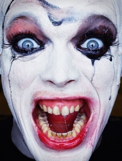 Paradise Portraits – Girls and sad clowns, photography by Erwin Olaf | Ufunk.net #photo #clow #trash