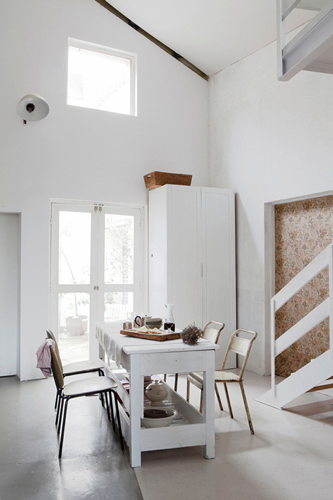 Дом и студия в Сан Па́улу #interior #white #design #kitchen #architecture