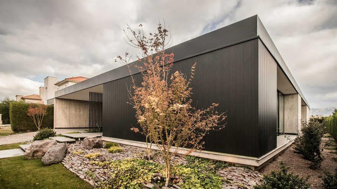 One Level House in Mendoza That Combines Green Elements with Modern Ergonomics